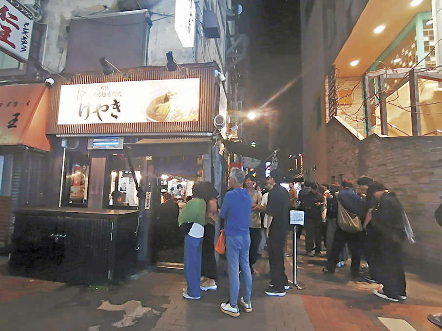 ●馳名的拉麵店外排滿人龍