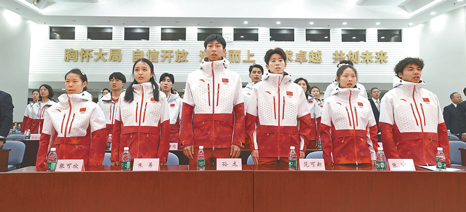●中國體育代表團成員在動員大會上唱國歌。 中新社