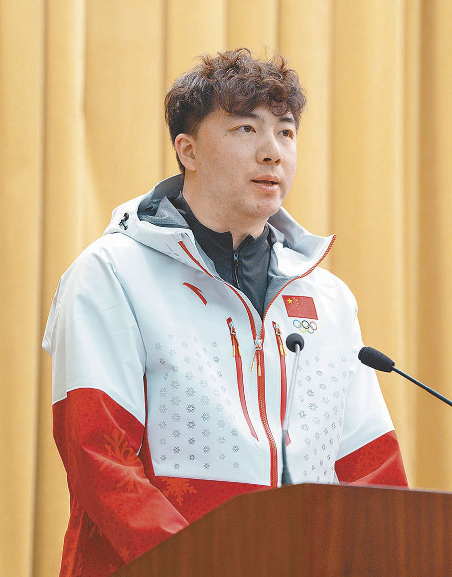 ●教練員代表鄭汛在大會上發言。 新華社