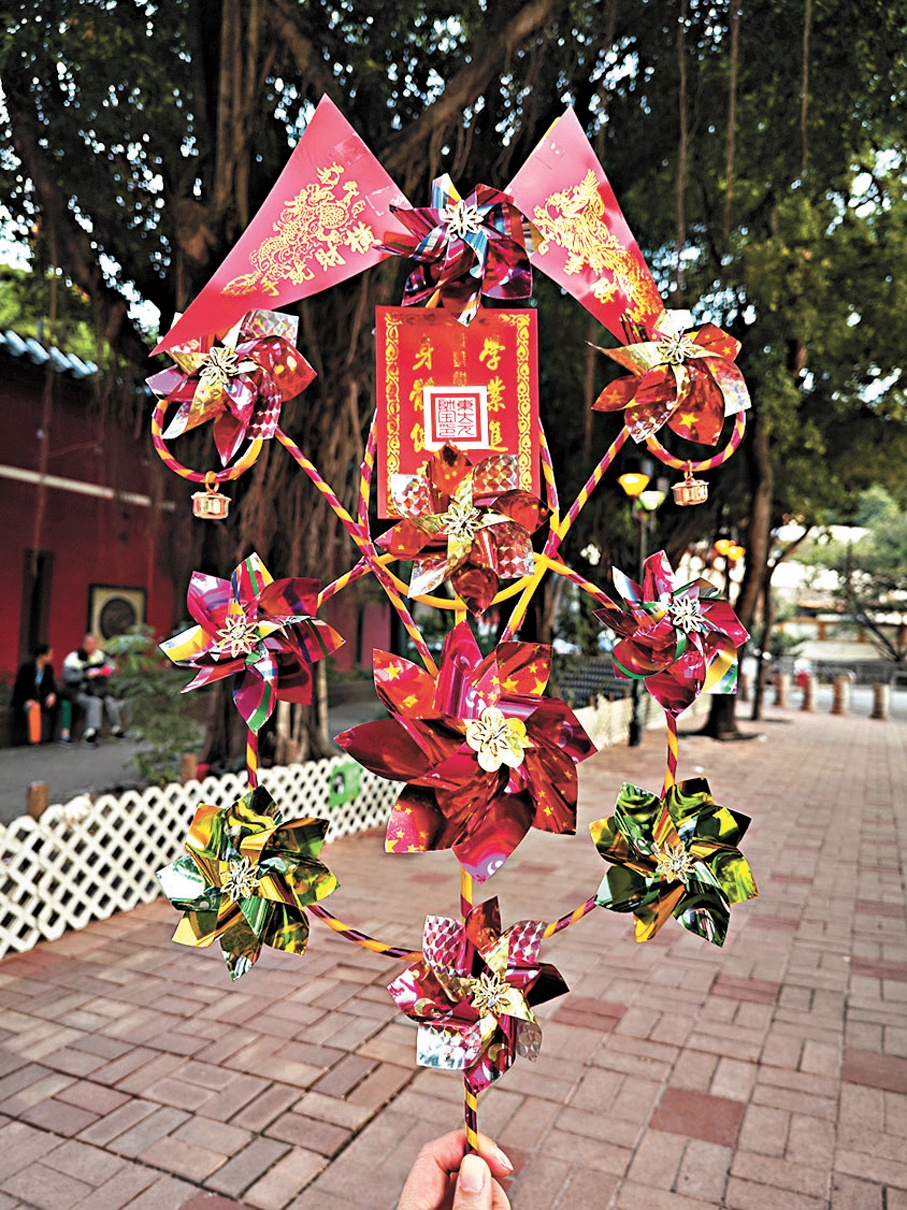 ●不少人購買風車，將好運帶回家。