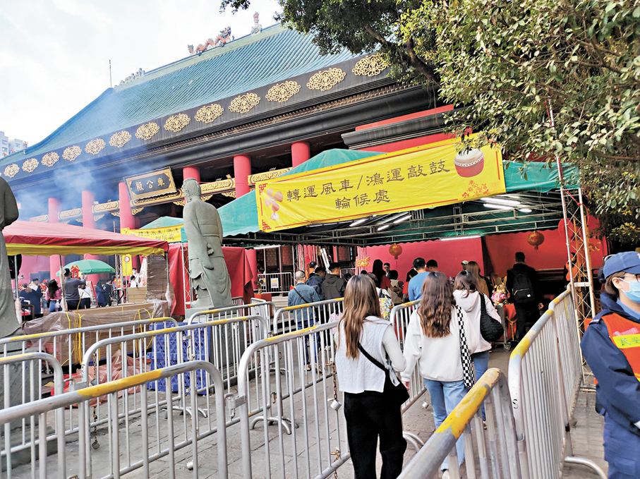 ●車公廟內，大家可轉風車轉運。