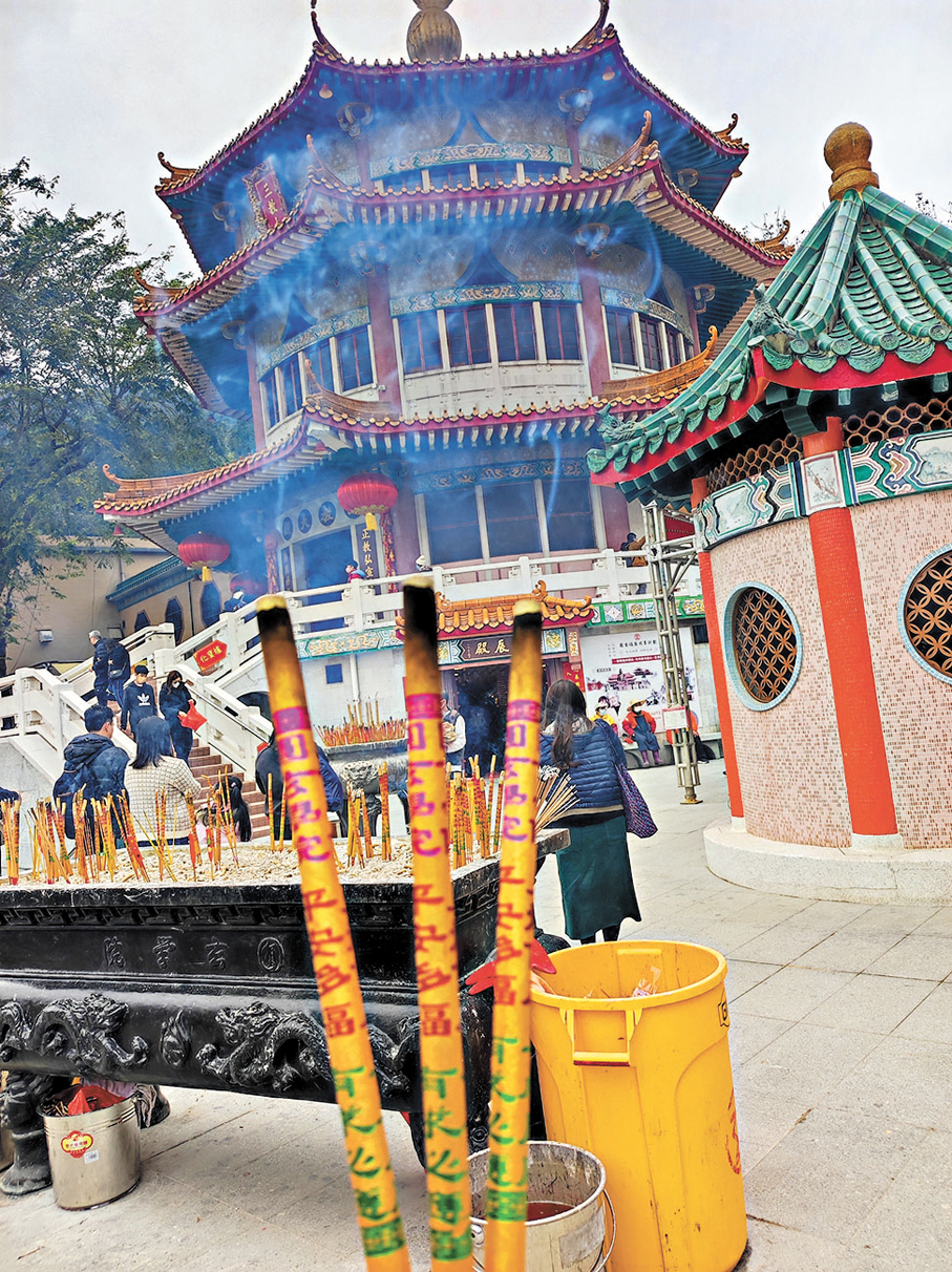●新年期間，犯太歲信眾會去攝太歲祈求平安，圖為熱門攝太歲的荃灣圓玄學院元辰殿。