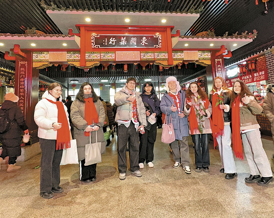 ●來自遼寧大學的留學生在瀋陽大東副食品商場感受舌尖上的中國年。 香港文匯報記者于珈琳 攝