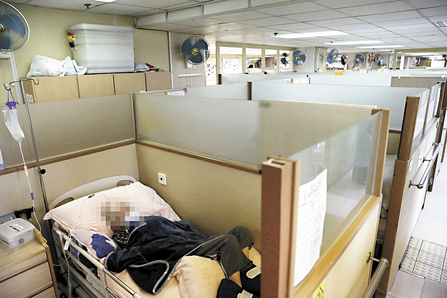 ●新一代銀髮族對生活的要求較高,舊有的安老住宿難符合他們的要求,以致本港富貴長者住宅長期有輪候需求。圖左為房協轄下長者屋單位。 資料圖片