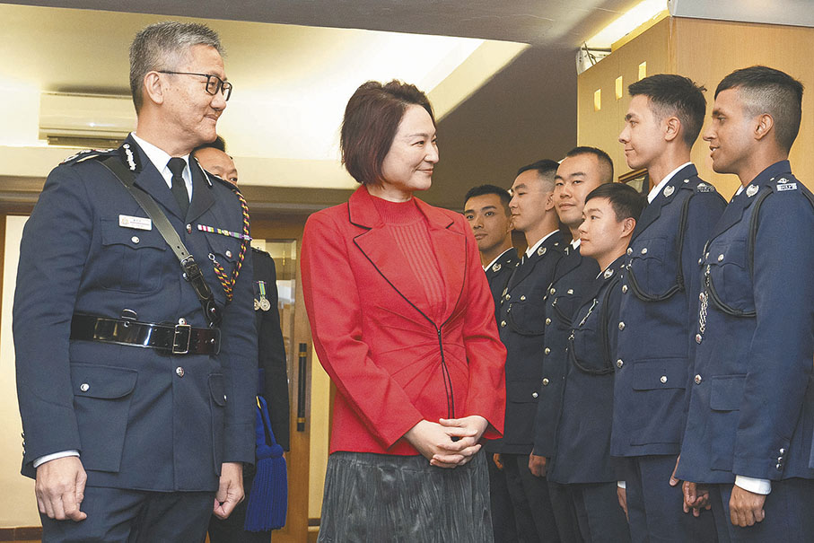 ●李慧琼和蕭澤頤昨日出席香港警察學院的結業會操後,恭賀剛結業的見習督察。