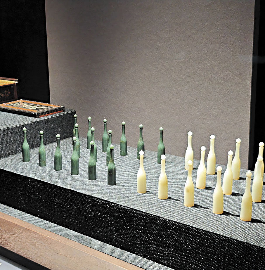 ●清·玉雙陸棋(右)