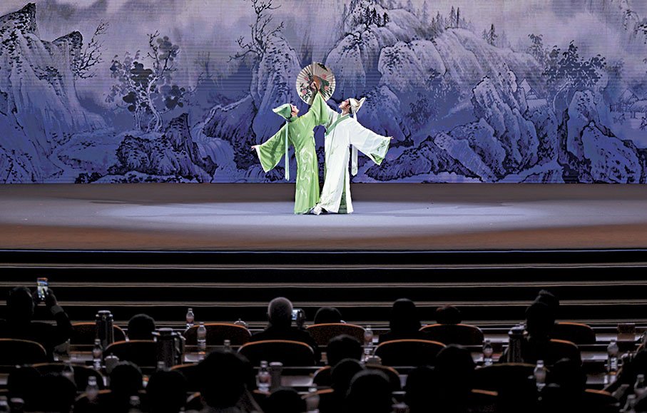 ●浙江小百花越劇團陳麗君(右)和徐葉娜(左)表演新版越劇《梁祝·十八相送》。