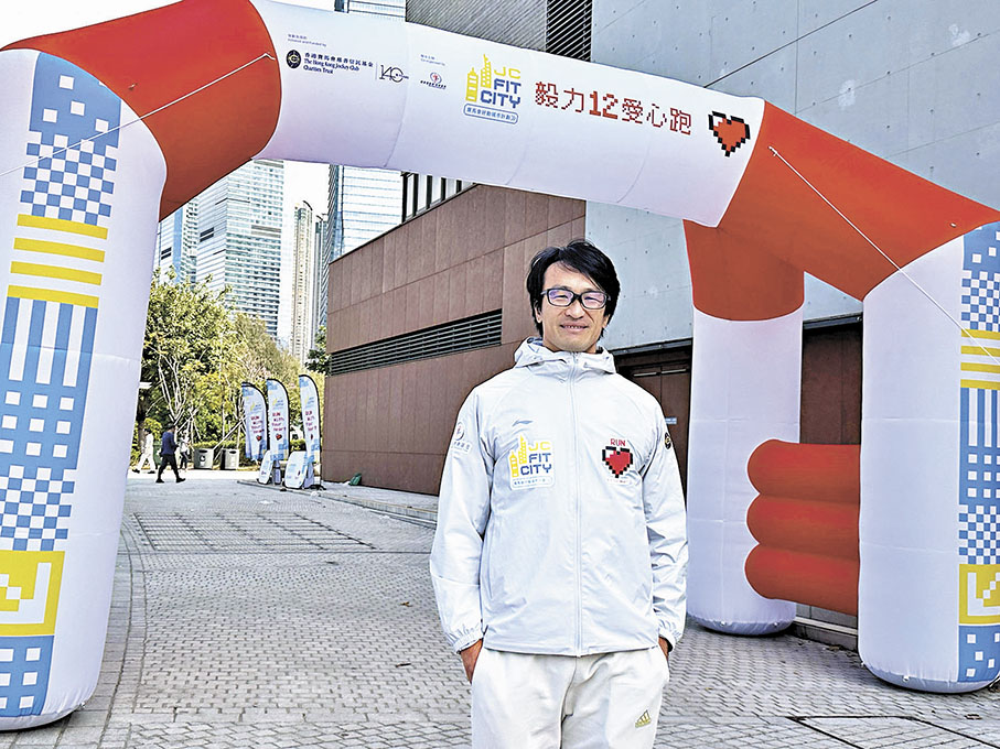 ●姚錦成大讚啟德新場館設施和草地狀況。 香港文匯報記者郭正謙 攝