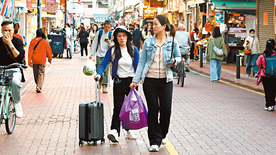 ●羅淑佩希望來港旅客樂而忘返、一來再來。圖為恢復「一簽多行」首日的上水街頭。 資料圖片