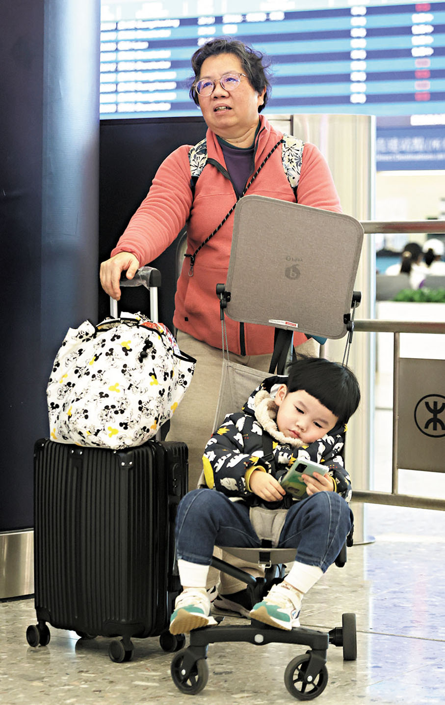 ●吳女士及孫兒 香港文匯報記者郭木又 攝