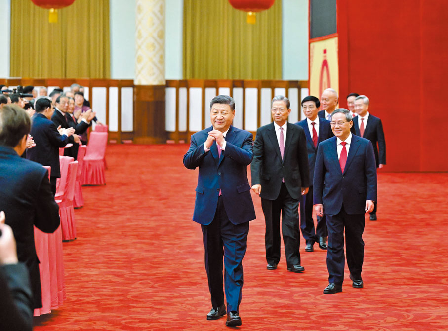 ●1月27日,中共中央、國務院在北京人民大會堂舉行今年春節團拜會。這是習近平等黨和國家領導人向大家親切致意,同大家互致問候、祝福新春。 新華社