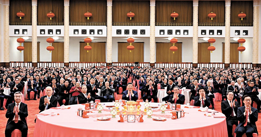 ●1月27日,中共中央、國務院在北京人民大會堂舉行2025年春節團拜會。黨和國家領導人習近平、李強、趙樂際、王滬寧、蔡奇、丁薛祥、李希、韓正等同首都各界人士歡聚一堂、共迎佳節。 新華社