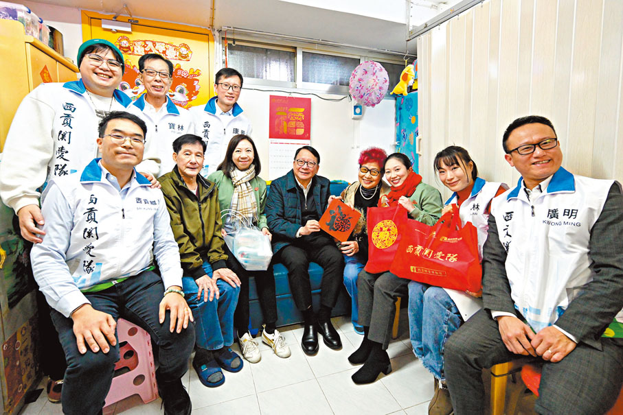 ●陳國基一行探訪居於寶林邨的雙老基層家庭,與他們閒話家常,共享節日歡欣。