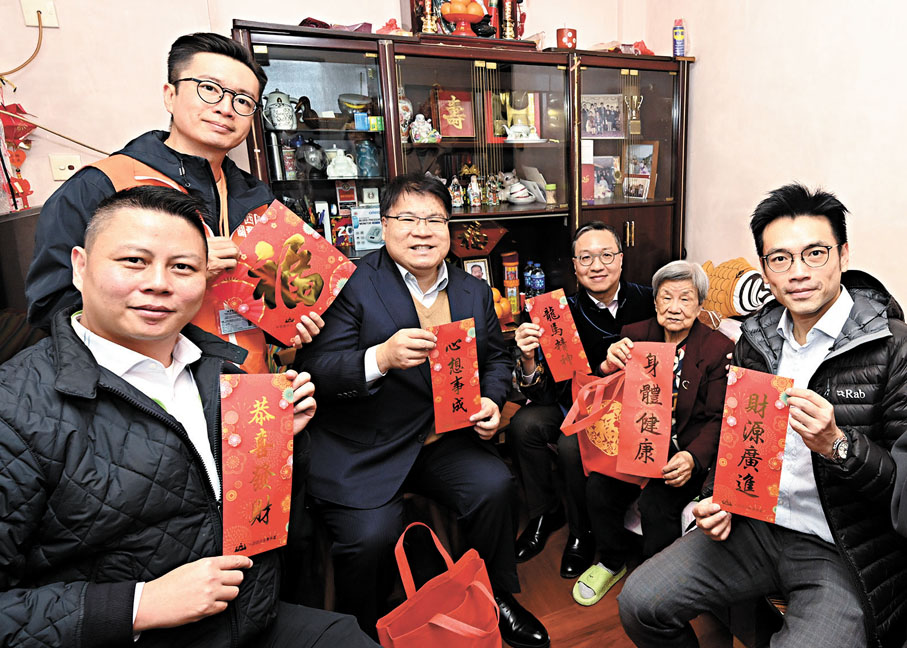●林定國(右三)昨日聯同中西區區議員和中西區地區服務及關愛隊伍代表探訪居於堅尼地城的獨居長者,並送上賀年福袋,共慶新春。