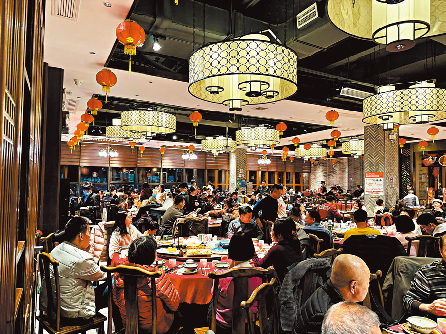 ●廣州番禺鼎盛私廚餐廳今年年夜飯提前「爆棚」。春節前該餐廳晚市高朋滿座。 香港文匯報記者盧靜怡 攝