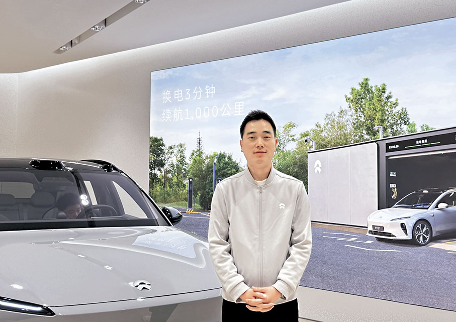 ●西安蔚來中心萬象城店負責人馬鑫表示,近期到門店看車購車的客戶逐漸增多。