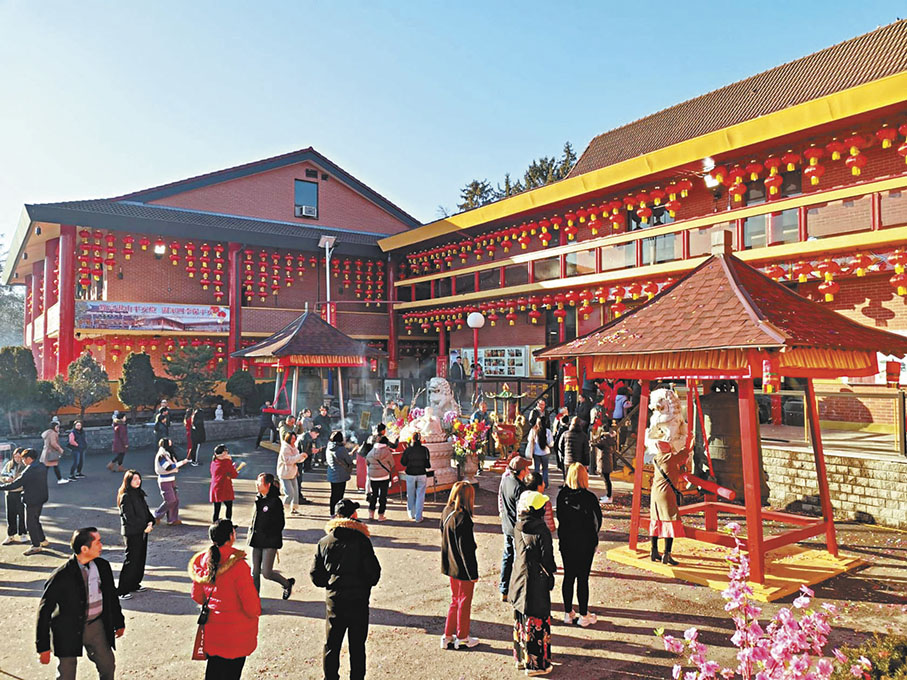 ●多倫多湛山精舍春節香火旺盛,信眾誠心祈福。 成小智 攝