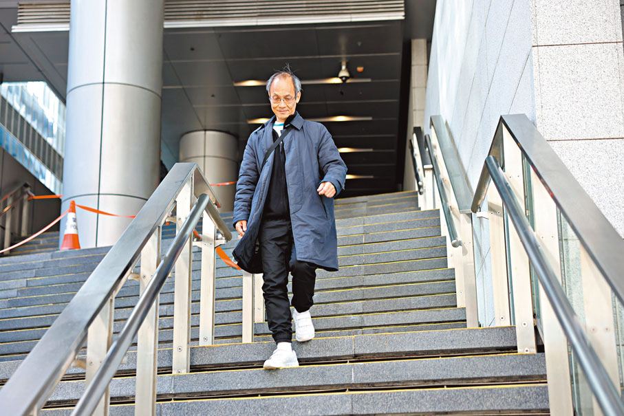 ●鍾庭耀昨日再被警方國安處人員帶到灣仔警署調查後獲准離開。香港文匯報記者鄧偉明  攝