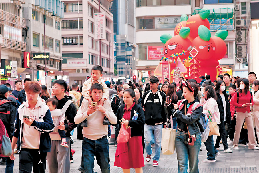●訪港旅客與市民在賀年裝飾前打卡。香港文匯報記者北山彥 攝