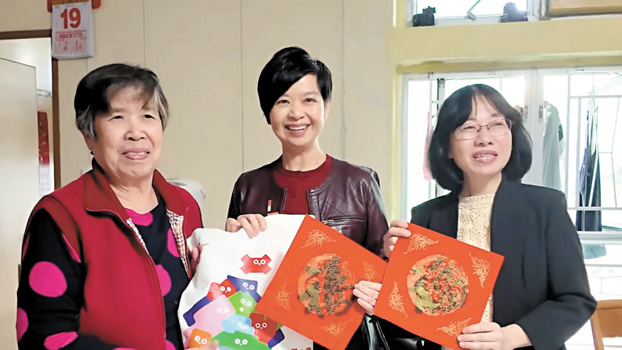 ●何永賢到小西灣邨拜年,向街坊派發「福」字揮春。 何永賢Fb圖片
