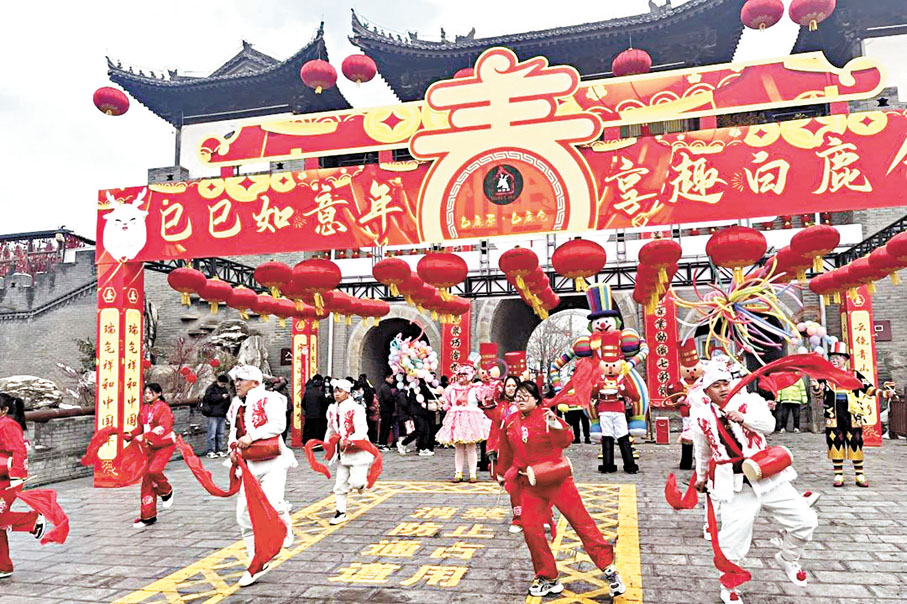 ●春節期間,西安白鹿倉景區進行鑼鼓表演。