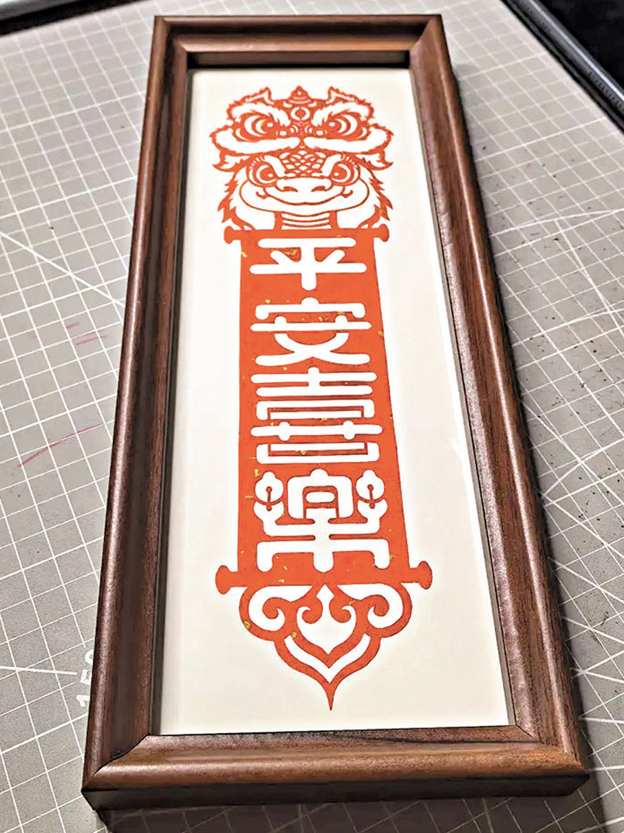 ●小津將傳統剪紙藝術融入創新設計,獲得了不錯的反響。香港文匯報廣西傳真