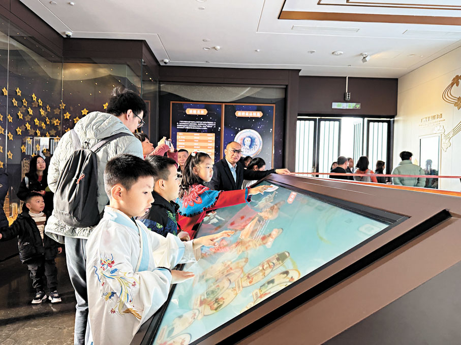 ●蛇年春節期間,文博場館熱度不減,各種互動遊戲吸引孩子們積極參與。香港文匯報記者黃寶儀 攝