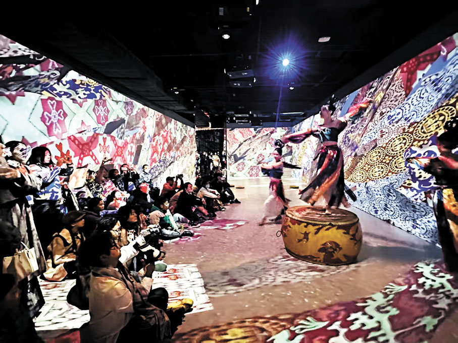 ●正佳自然科學博物館開年大展「遇見敦煌—沉浸式光影藝術展」為觀眾帶來一場穿越時空的視覺與感官盛宴。 香港文匯報廣州傳真