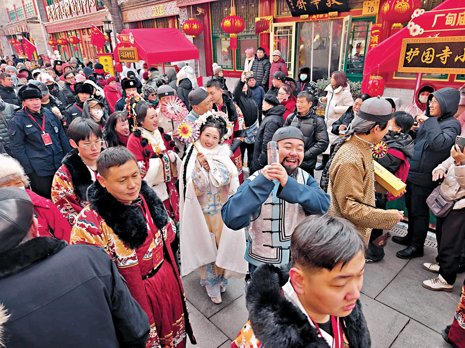 ●廠甸廟會人群湧動。