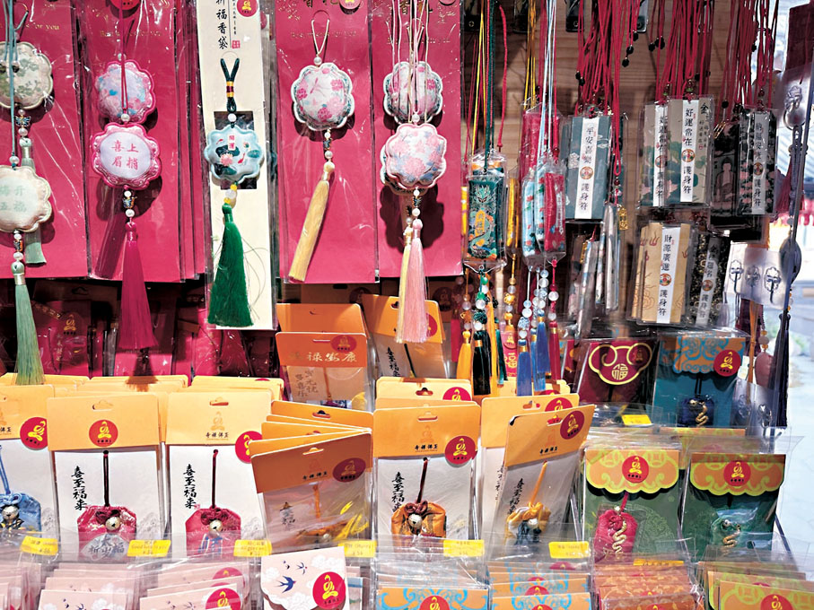 ●玉佛寺的文創產品受到年輕人的追捧。