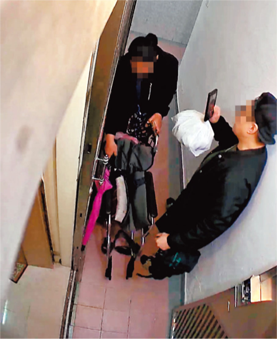 ●「惡女士」(右)一見有鄰居出入,即拎起手機以高八度的聲線作挑釁。受訪者提供