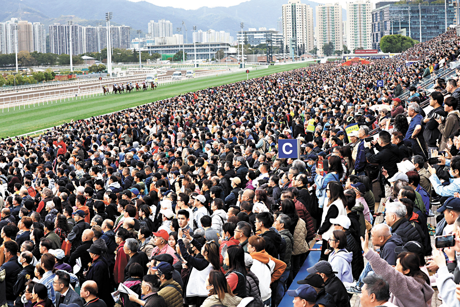 ●昨日(年初三)賽馬日,沙田和跑馬地馬場吸引近8.6萬人入場,其中旅客共9,654人,創歷來賽馬日新高。昨日11場賽事共錄得近19.45億港元投注額,較去年增一成。 香港文匯報記者北山彥 攝