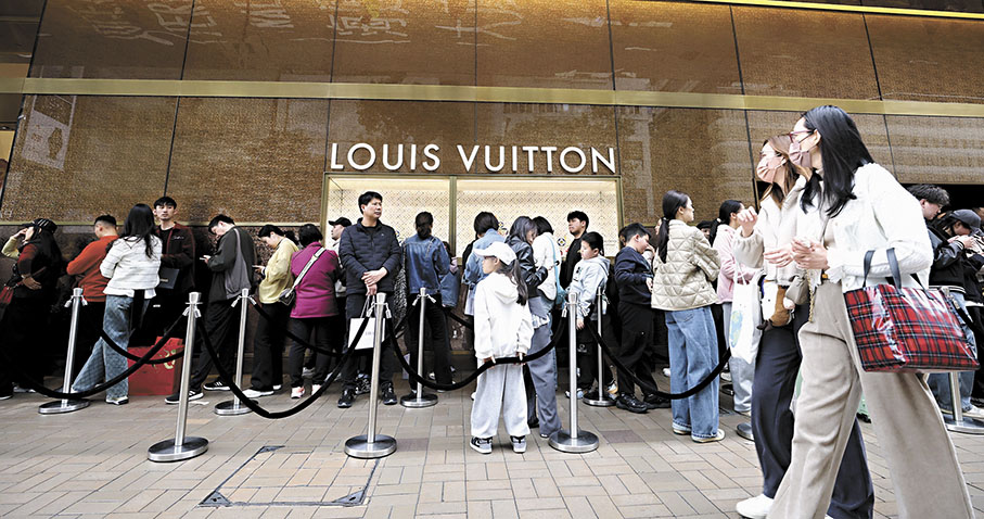 ●廣東道多間奢侈品店門外打蛇餅。