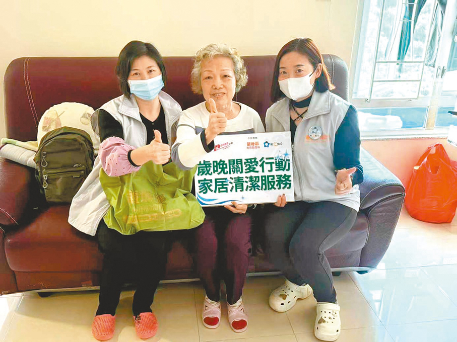 ●興田關愛隊上門為40戶獨居或雙居長者家庭做歲晚關愛家居清潔。 Fb圖片