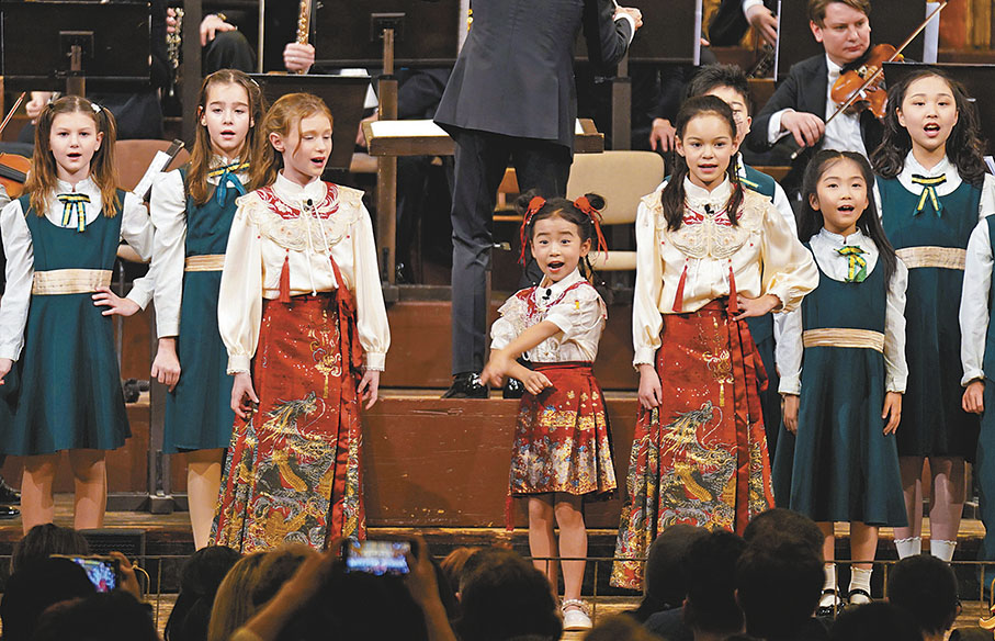 ●「豫劇小戲精」張益一與兩名奧地利小朋友合作演唱豫劇《朝陽溝》「親家母對唱」。   受訪者供圖