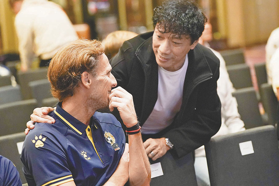 ●朱志光教練(右)與科蘭敘舊。