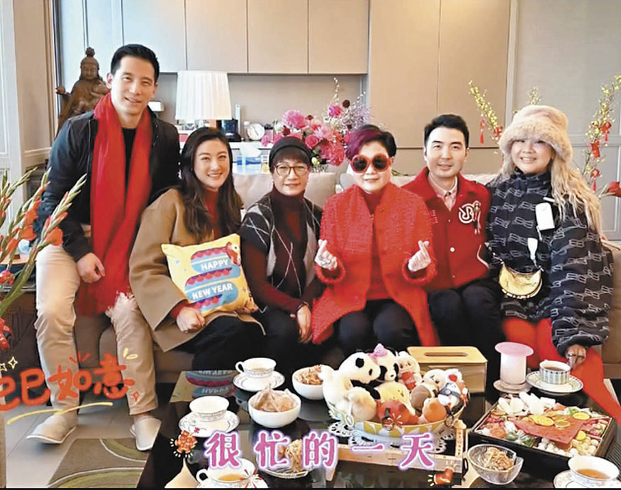 ●鄭欣宜笑容燦爛地坐在陳太兒子陳家豪的身旁。 圖片來源:陳淑芬Fb