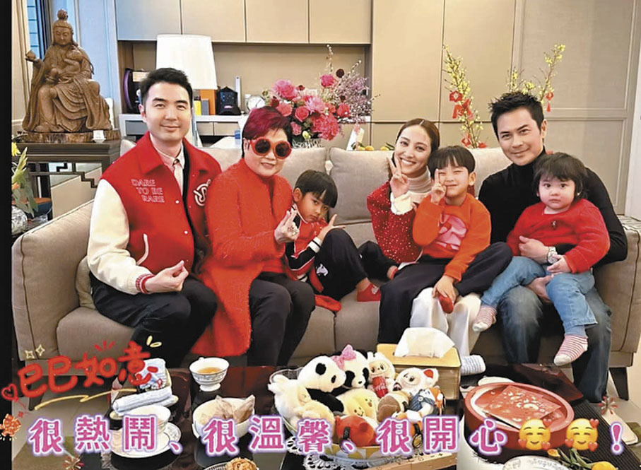 ●鄭嘉穎和陳凱琳帶同3個兒子一家五口向陳淑芬拜年。