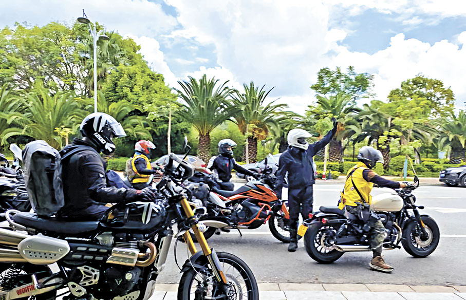 ●海峽兩岸青年騎摩托車重走滇緬公路。 作者供圖