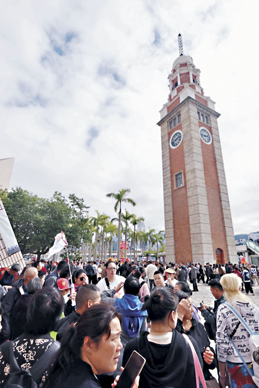 ●尖沙咀鐘樓一帶,人頭湧湧。 香港文匯報記者涂穴 攝