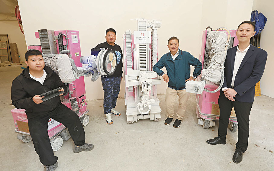 ●智能建築機械人的引入為香港建築業開啟了一扇新大門。右起：張亮、陳劍光及趙松波。 香港文匯報記者郭木又  攝