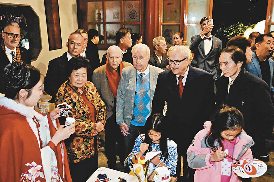 ●趙楠身穿中國傳統服飾，現場為澳洲觀眾繪製臉譜。