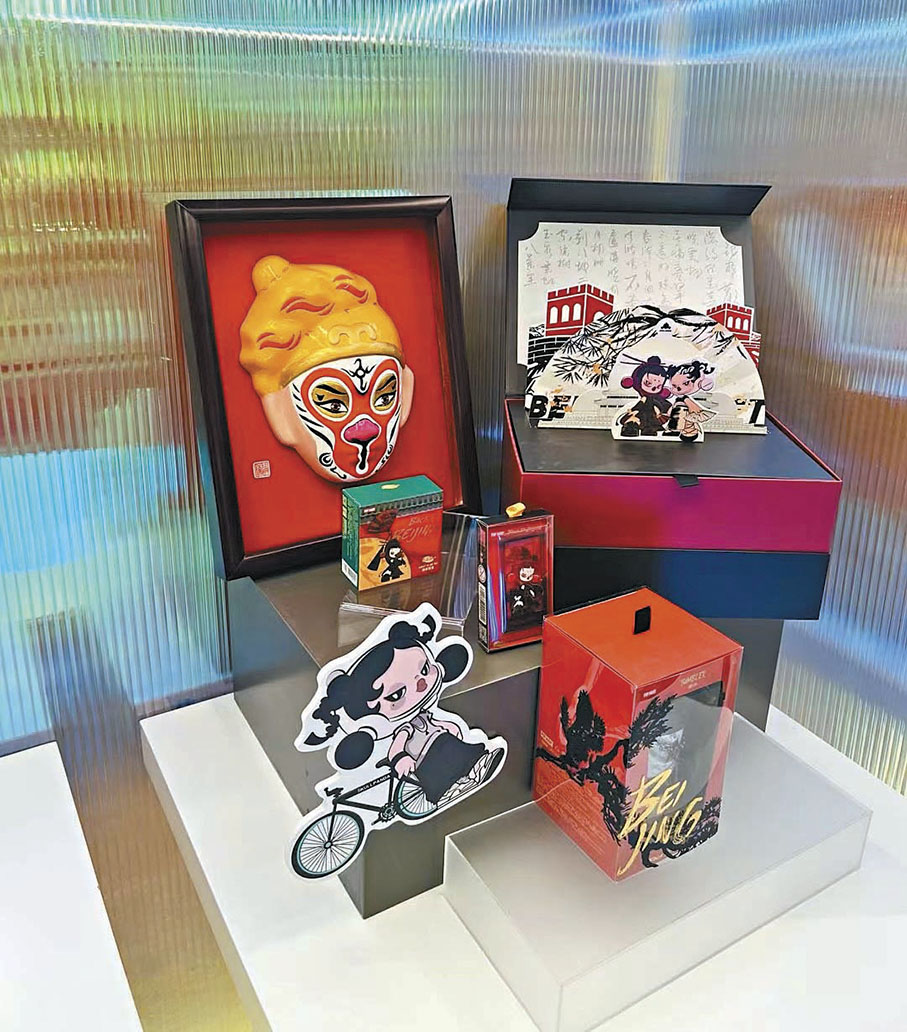 ●趙楠的原創京劇主題瓷器作品「眉飛色舞」、「時來運轉」等在泡泡瑪特悉尼門店展出。