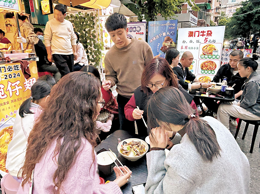 ●澳門青年林文騰與客人溝通,傾聽食客意見。 香港文匯報記者敖敏輝 攝