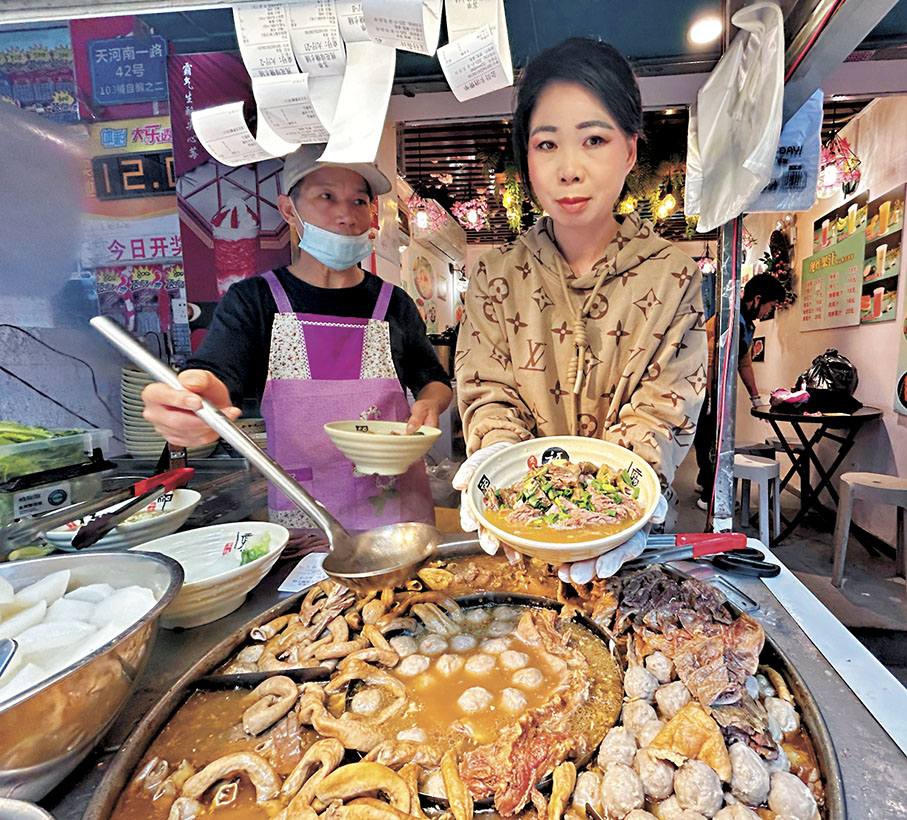 ●桃花緣糖水舖的蜜汁牛雜,湯底由多種食用中藥材和新鮮牛骨熬製而成。 香港文匯報記者 敖敏輝 攝