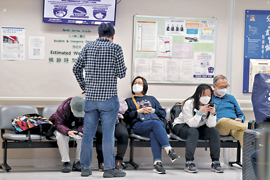 ●部分團友昨晚返港後到醫院進一步檢查。 香港文匯報記者鄺福強 攝