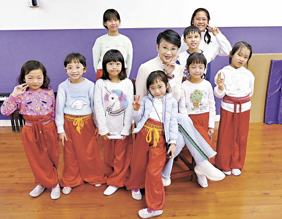 ●劉惠鳴和小學員合照。