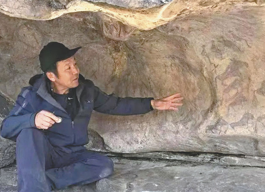 ●岩畫看護員在介紹墩德布拉克岩畫。