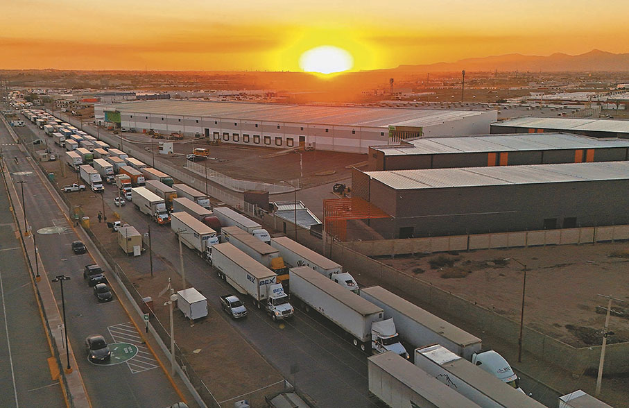 ●大量貨車於2月前在墨西哥華雷斯城排隊等候進入美國。 路透社