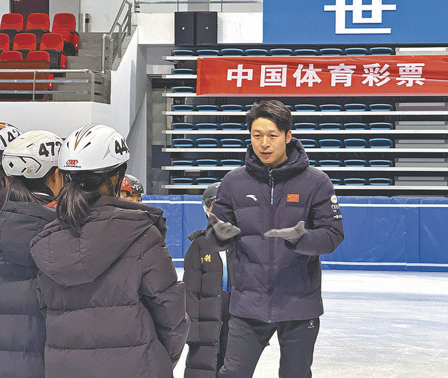 ●張利增教練（右一）在冰場指導訓練。 香港文匯報記者于海江 攝